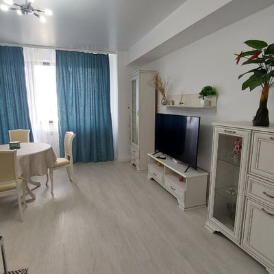 Аренда комфортных 3-комнатных апартаментов с отдельной кухней, 100 м², Мамаия, Констанца, Румыния